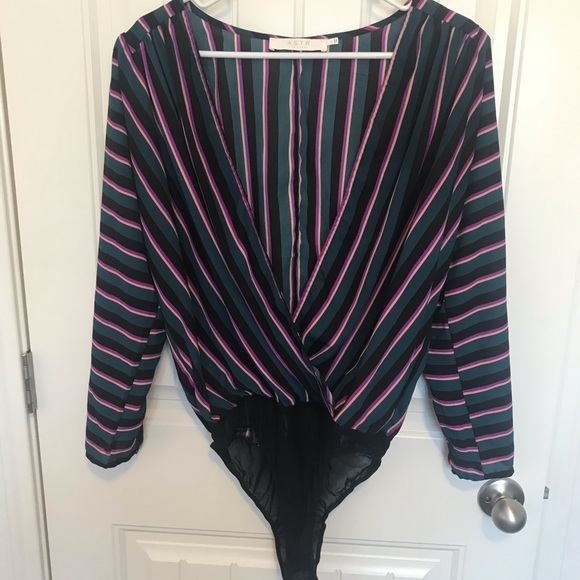 Astr Tops - Plunging blouse w/option to close. 3/4 sleeve